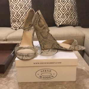 Steve Madden Wedge size 10